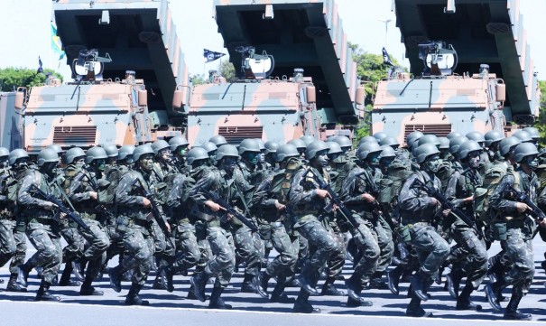 Decretos oficializam troca de comando no Exrcito