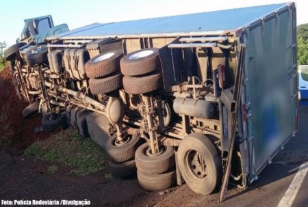 Caminhão bate em barranco e passageiro morre em rodovia de Maracaí
