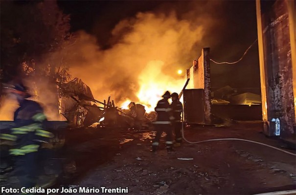 Inc�ndio em pr�dio de empresa mobiliza bombeiros em Tup�