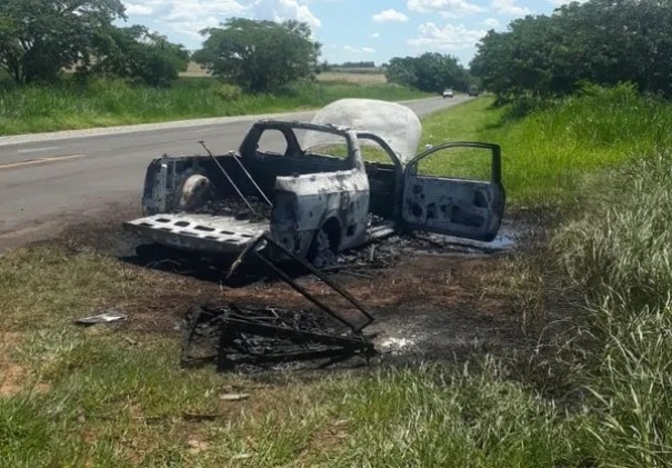 Picape que transportava sof� na carroceria pega fogo em via de acesso � Rodovia Byron de Azevedo Nogueira, em Dracena