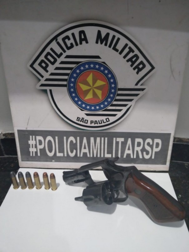 PM apreende arma de fogo e muni��o durante ocorr�ncia de desintelig�ncia entre casal em Luc�lia