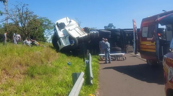 Motorista fica gravemente ferido ap�s carreta tombar na Rodovia Assis Chateaubriand, em Presidente Prudente