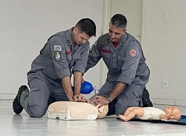 FL�RIDA: Educa��o promove curso de primeiros socorros em parceria com o Corpo de Bombeiros