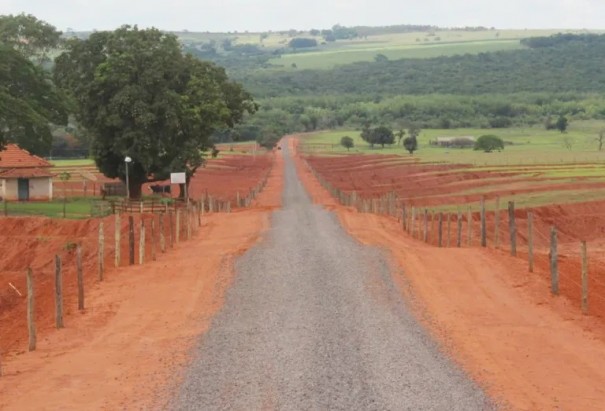 FLORA RICA: Estrada rural recebe obras de moderniza��o e melhorias