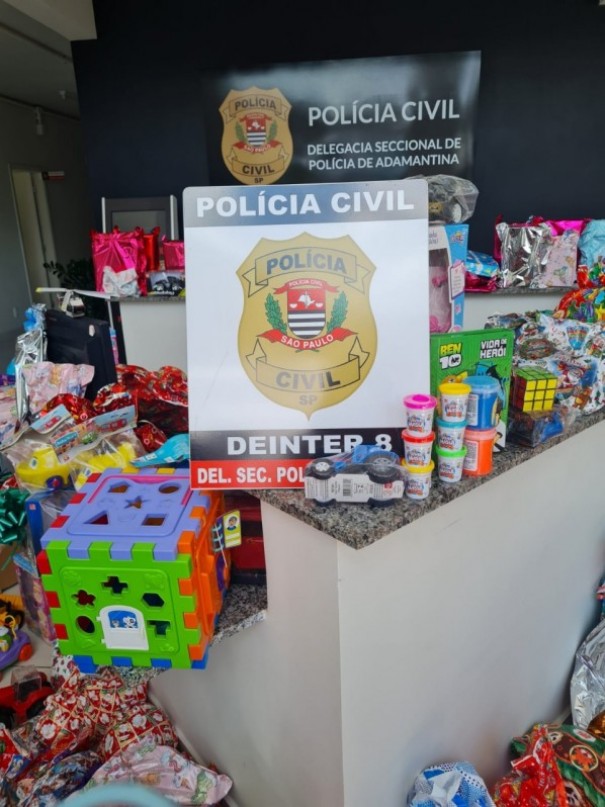 Pol�cia Civil de Adamantina entrega doa��es da campanha Natal Solid�rio
