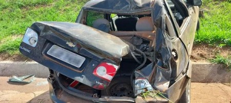 Motorista é arremessado para fora do carro durante capotamento e morre na Rodovia Homero Severo Lins