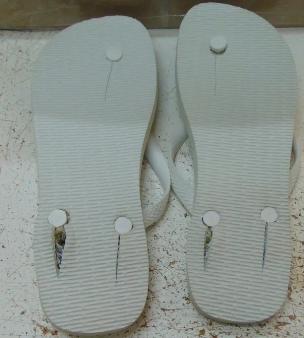 M�e envia correspond�ncia com droga sint�tica escondida em chinelos para o filho preso em penitenci�ria de Pacaembu