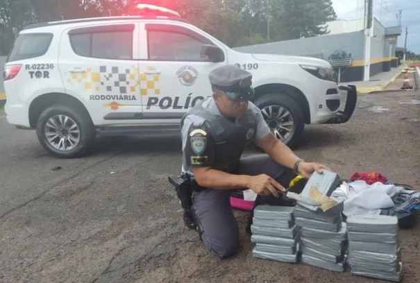Casal de passageiros que viajava com a filha de um ano � preso em flagrante com mais de 22 kg de coca�na, em Presidente Prudente