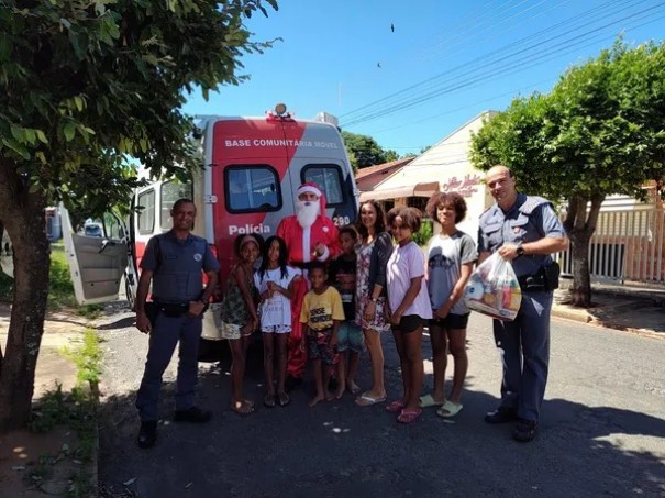 Policiais militares arrecadam alimentos e distribuem cestas b�sicas em projeto de Natal solid�rio em Martin�polis