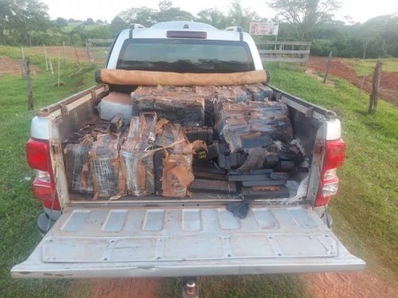 Motorista abandona caminhonete com quase 1 tonelada de maconha em estrada de terra na zona rural de Presidente Prudente