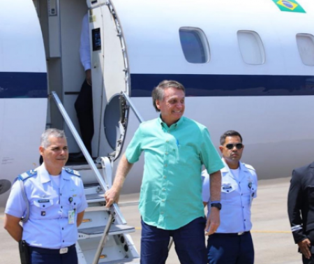 Na véspera do fim do mandato, Bolsonaro deixa o Palácio da Alvorada e embarca no avião presidencial