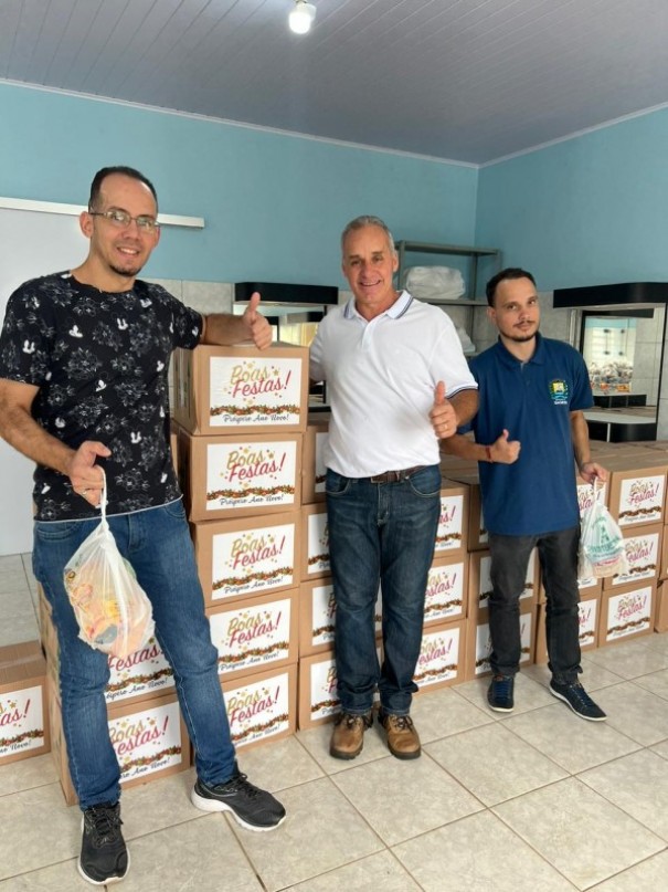 Prefeitura de Sagres entrega de forma in�dita cestas de natal a 230 servidores municipais