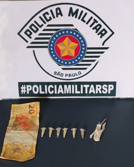 Polícia Militar prende homem por tráfico de drogas, outros dois por porte e apreende crack em OC