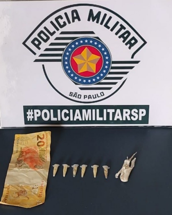 Pol�cia Militar prende homem por tr�fico de drogas, outros dois por porte e apreende crack em OC