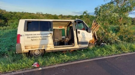 Colisão entre carro e van da saúde municipal de Rancharia deixa uma pessoa morta