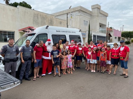 Grupo de Amigos e PM promoveram a 'passagem do Papai Noel' em Irapuru