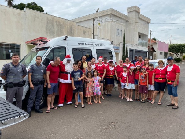 Grupo de Amigos e PM promoveram a 'passagem do Papai Noel' em Irapuru