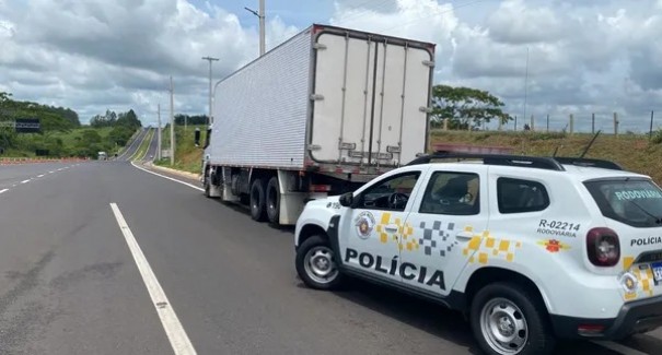 Homem de 27 anos � preso por recepta��o e caminh�o roubado � recuperado em Indiana