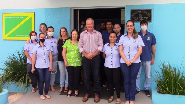 Prefeitura de Sagres entrega 51 conjuntos de uniformes para funcionrios do administrativo