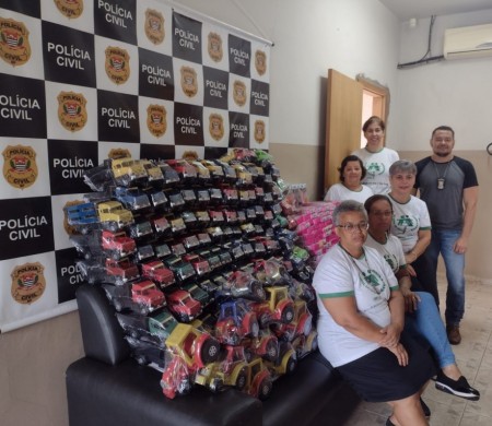 Polícia Civil efetua entrega de brinquedos arrecadados em Pacaembu