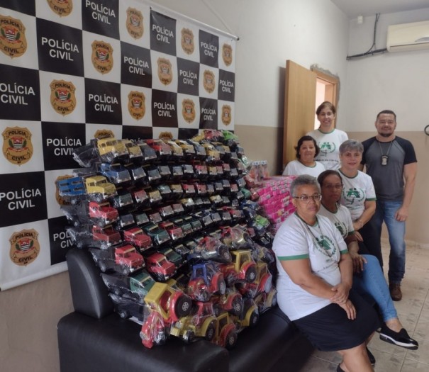 Polcia Civil efetua entrega de brinquedos arrecadados em Pacaembu
