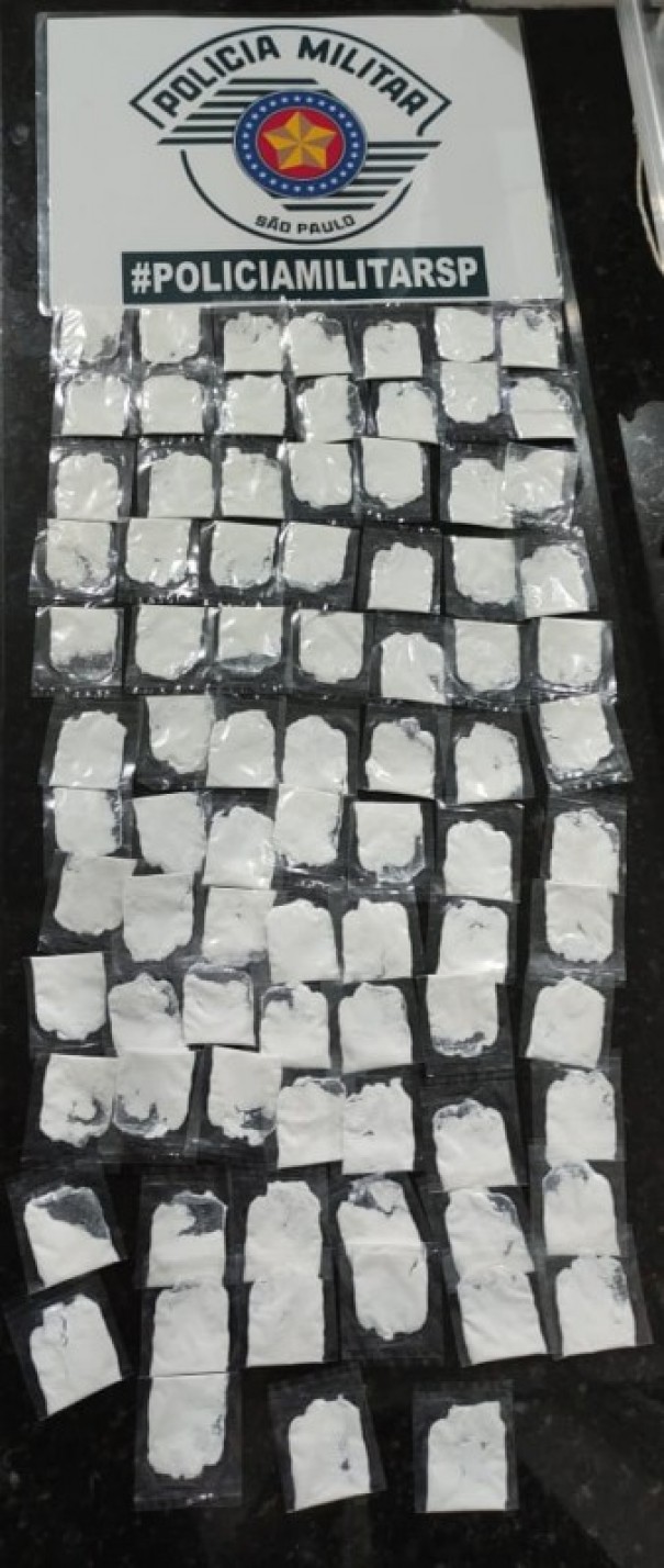 Casal de Bastos � preso � Osvaldo Cruz com 85 sach�s de coca�na