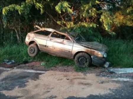 Veículo capota e deixa duas pessoas feridas em via de acesso à Rodovia General Euclides de Oliveira Figueiredo, em Tupi Paulista