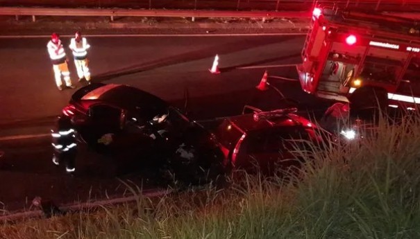 Engavetamento envolve tr�s ve�culos ap�s motorista sofrer mal s�bito na Rodovia Raposo Tavares, em Presidente Prudente