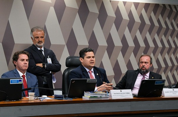 Senado conclui votao de PEC que muda teto de gastos para incluir Bolsa Famlia; texto vai  Cmara