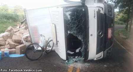 Caminhão tomba na vicinal Iacri - Rinópolis 