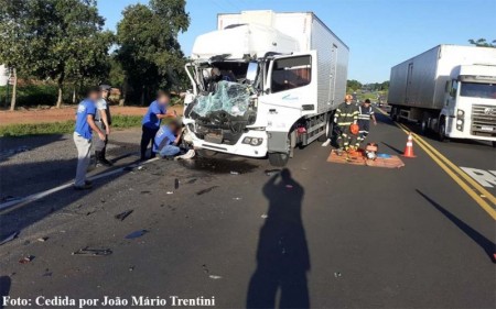 Colisão traseira envolvendo dois caminhões fere uma pessoa na sp-294 em Tupã