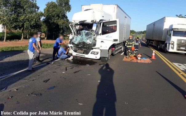 Coliso traseira envolvendo dois caminhes fere uma pessoa na sp-294 em Tup