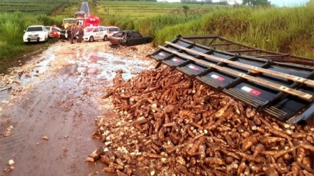 Caminhão com carga de mandioca colide na traseira de carro na vicinal Tupã/Quatá/Bastos