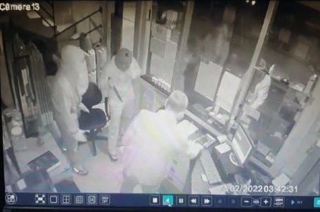 Ladrões armados de faca invadem estabelecimento comercial na SP-294 em OC e roubam R$5 mil