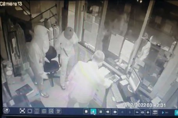 Ladres armados de faca invadem estabelecimento comercial na SP-294 em OC e roubam R$5 mil