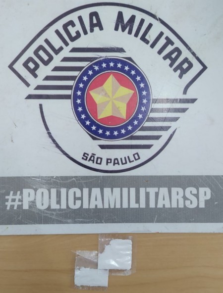 Durante fiscalização de trânsito, PM surpreende condutor e passageiro com cocaína em Salmourão