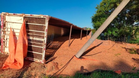 Motorista perde o controle e tomba caminhão carregado com amendoim