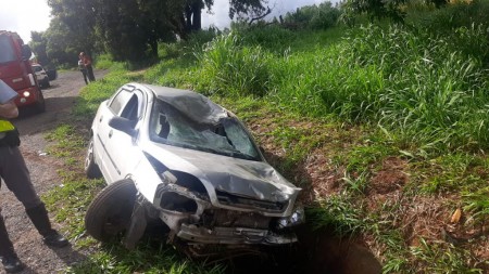 Condutor de veículo de OC perde o controle, sai da pista e acaba em vala, na SP-294, em Iacri