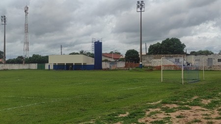 SALMOURÃO: Prefeitura conclui perfuração de poço artesiano e instalação de caixa dágua no Estádio Municipal
