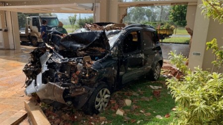 Motorista perde controle de carro, em rotatória, e invade casa no Dorigo