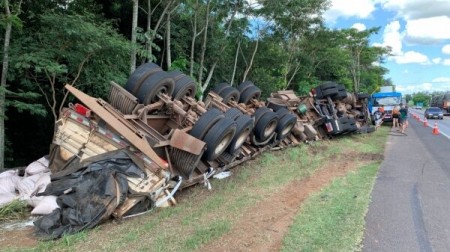 Bitrem com 38,5 toneladas de açúcar tomba na SP-294 em Adamantina