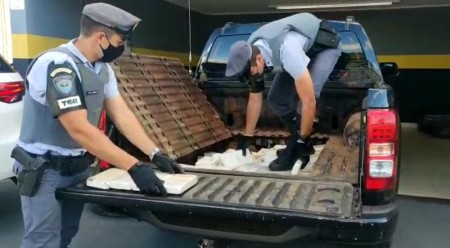 Fiscalização encontra carga de cocaína em fundo falso na caçamba de caminhonete em Rancharia