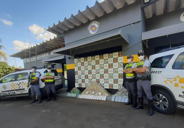 Pol�cia Rodovi�ria apreende carga de pasta base de coca�na em carreta em Adamantina
