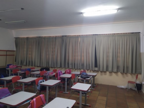 Escolas da Rede Municipal recebem novas cortinas blecaute em salas equipadas com lousas de vidro