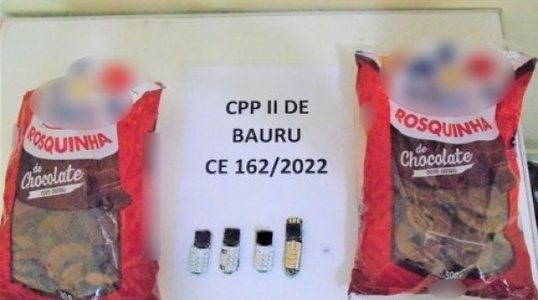 Peas de celular so encontradas em pacote de rosquinha por seguranas de penitenciria em Bauru