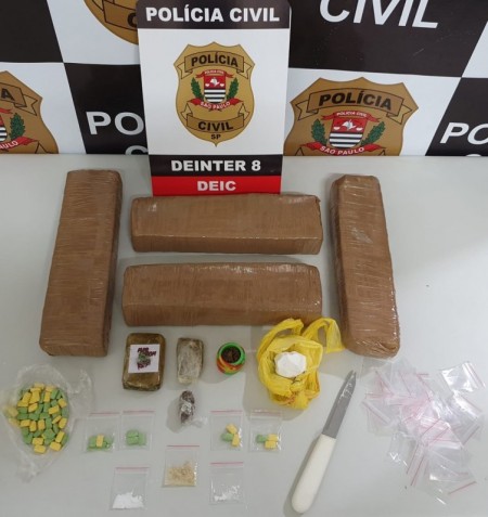 Investigação identifica suspeitos de traficar drogas e localiza maconha, cocaína, haxixe e compridos de ecstasy