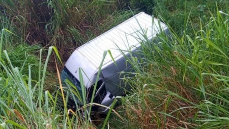 Motorista de van perde o controle e cai em ribanceira na vicinal Plácido Rocha