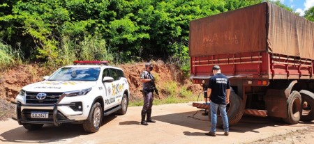Fiscalização apreende 22 pneus de caminhão de origem estrangeira e sem documentação fiscal