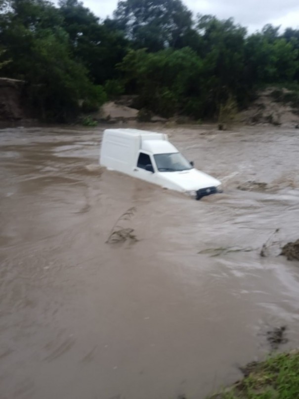 Motorista tenta atravessar crrego e veculo  arrastado pela correnteza