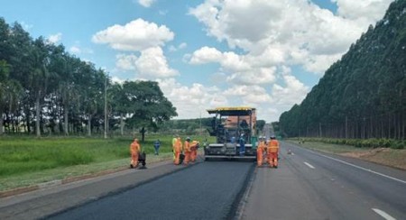 Reparo emergencial mobiliza Pare e Siga em acesso na ligação de Adamantina a Mariápolis